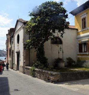 一群人走在有建筑物的街道上