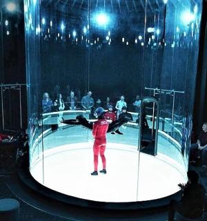 seseorang berada di atas pentas di dalam bilik