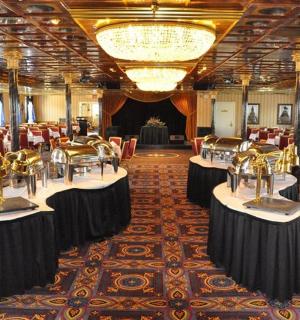 有桌椅和枝形吊灯的宴会厅