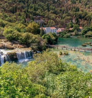 河中央有一座瀑布，桥上有一座