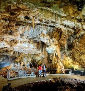 一群人在洞穴内行走