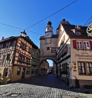 an archway in the middle of a street with buildings
