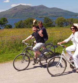 一群人骑着自行车沿着道路行驶