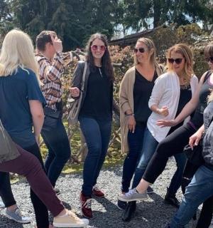 skupina lidí pózuje pro fotografii