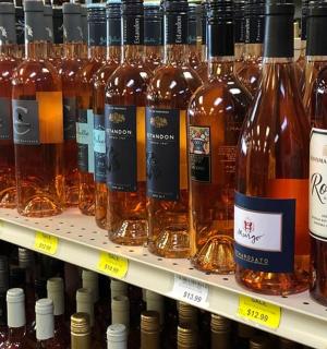 商店货架上的一堆酒瓶