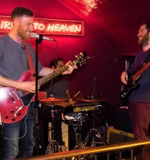 两个男人在房间里弹吉他