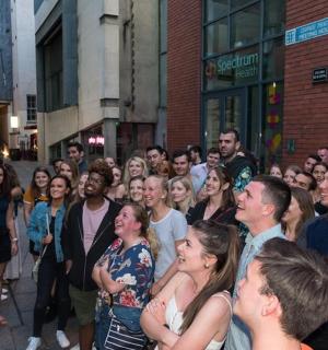 一群人站在城市街道上