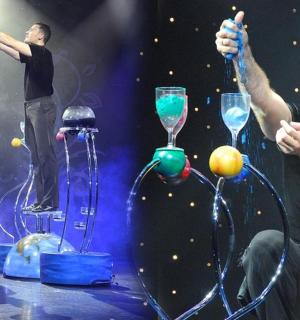 muž sedí na pódiu s předměty na sobě