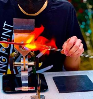 一名男子正在用一根棍子点燃一张纸