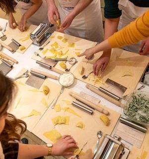 skupina lidí stojících kolem stolu s nářadím