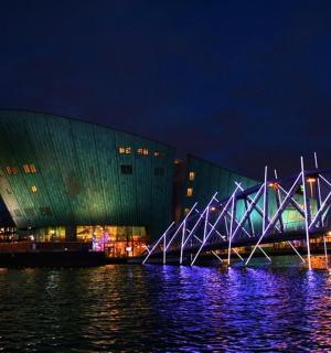 夜晚水面上灯光闪烁的大楼