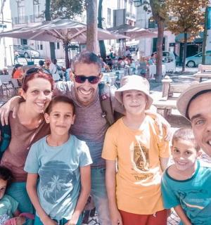 一群人摆姿势拍照