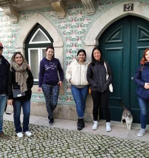 一群人站在一栋建筑物前