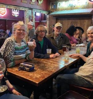 skupina lidí sedících u stolu v restauraci