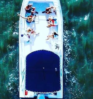 skupina lidí na lodi ve vodě