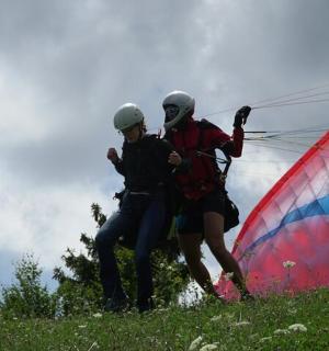 dva lidé stojí vedle plachty