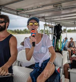muž držící mikrofon na lodi