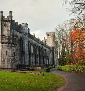 starý hrad stojící uprostřed parku