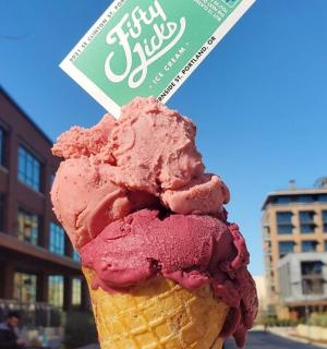 zmrzlinový kornout s růžovou zmrzlinou na špejli