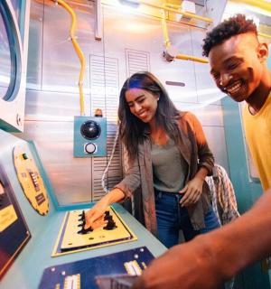 muž a žena krájejí dort u stroje