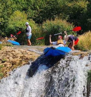 一群人在瀑布上漂流