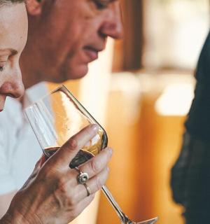 一位女士正在看一杯酒