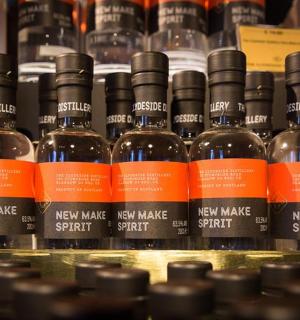 架子上摆着一堆酒瓶