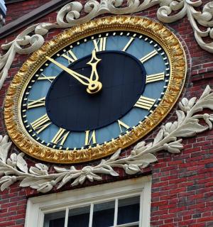 建筑物侧面的金色和蓝色时钟