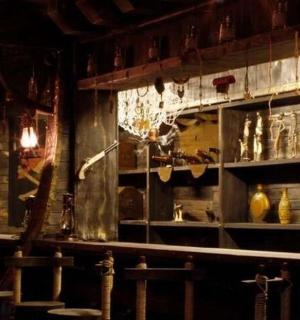 房间里有一个柜台,柜台上放着一串香蕉