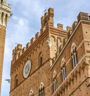 一座带有钟楼的大型砖砌建筑