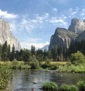řeka s horami v pozadí a lidmi v ní