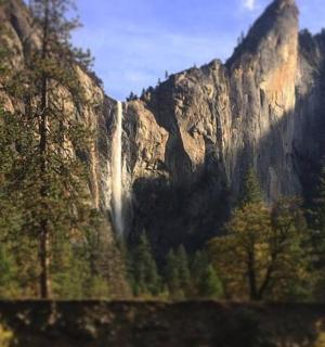 vodopád na úbočí hory se stromy