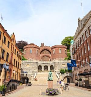 eine Stadtstraße mit einem Gebäude im Hintergrund