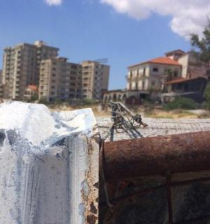 一个金属物体放在墙顶上