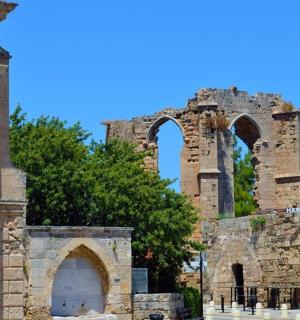 一座有两个拱门和一根柱子的古老建筑