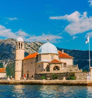 水上建筑，背景为群山