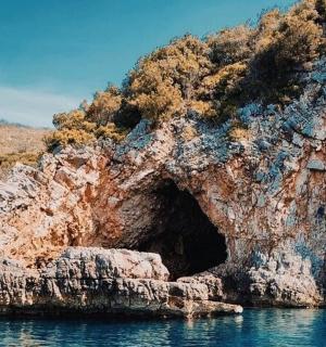 岩石峭壁侧面的洞穴