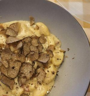 talíř jídla na stole