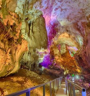 参观设有走道的洞穴