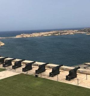 řada židlí sedících vedle vodní plochy