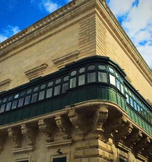 kamenná budova se zeleným skleněným oknem