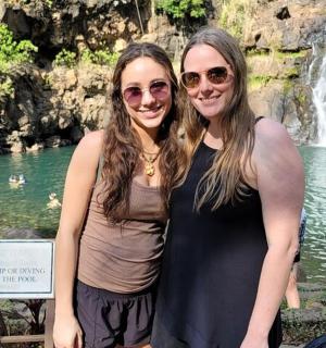 dvě ženy stojící před vodopádem