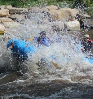 eine Gruppe von Menschen in einem Floß in einem Fluss
