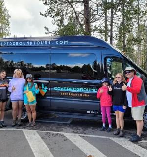 skupina lidí stojících před dodávkou