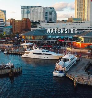 skupina lodí zakotvených v přístavu ve městě