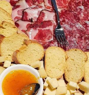 en tallerken mad med pizza og brød og ost