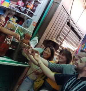 一群人在酒吧前鼓掌