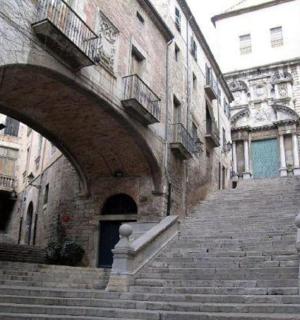 有楼梯的小巷通往一栋建筑