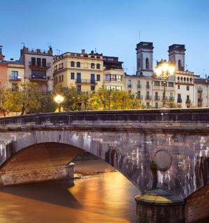 建筑物前的河上桥梁