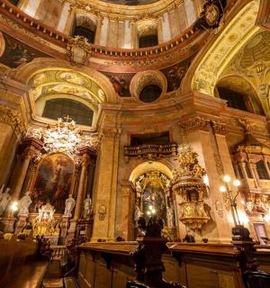 duży pokój z dużym budynkiem z żyrandolami